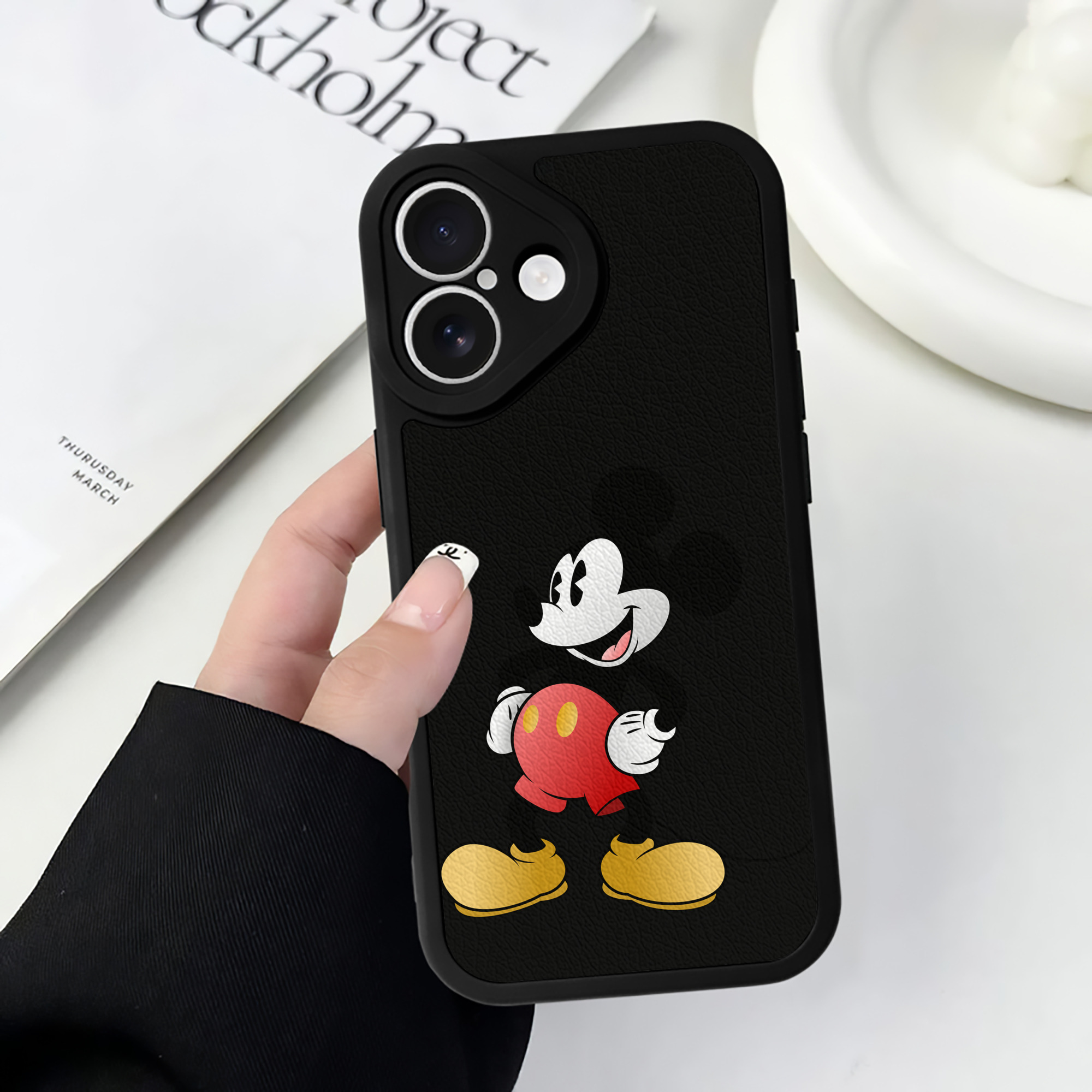 （画像用） ミッキーマウス Mickey Mouse 【iPhone 16シリーズ対応】シリコンスマホケース（レザー調） 材質：シリコン